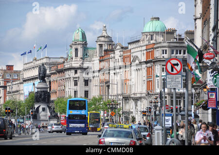 Dublin O' Connell Street: O'Connell Street, Dublins Hauptdurchgangsstraße, bekannt als 'Sackville Street' bis 1924 zu Ehren von Daniel O'Connell, ein nationalistischer Führer des frühen neunzehnten Jahrhunderts, Foto 3. Juni 2013 umbenannt wurde. Seine Statue steht am unteren Ende der Straße, mit Blick auf O' Connell Bridge. Foto: Frank-Baumgart Stockfoto