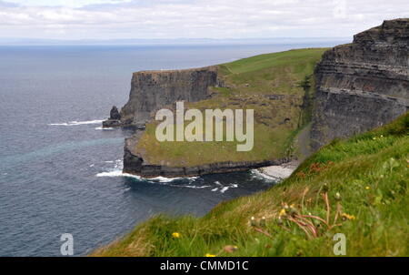 Die Cliffs of Moher steigen bis zu 214 Meter am höchsten Punkt und Bereich für acht Kilometer über den Atlantik, Foto 31. Mai 2013. Sie haben seit dem 18. Jahrhundert Besucher anlockt. Heute bis zu 1 Million Besucher bewundern diese natürliche Attraktion jedes Jahr. Sie können Fuß entlang der asphaltierten Wege am Rand der Klippen. Aussichtsplattformen gebaut entlang der Küstenweg zu faszinierende Ausblicken erleichtern. Foto: Frank-Baumgart Stockfoto