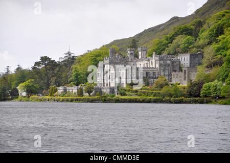 Kylemore Abbey und viktorianischen Walled Garden liegt am Ufer des Pollacappul Sees im Herzen von Connemara, County Galway, Foto, aufgenommen am 1. Juni 2013. Ursprünglich gebaut als eine Ritterburg, das gotische Gebäude ist, Heimat von Benediktinerinnen seit 1920. Kylemore Abbey ist eine touristische Attraktion im Westen Irlands und ist ganzjährig geöffnet. Frank Baumgart Stockfoto