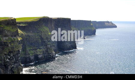 Die Cliffs of Moher an der westlichen Küste des County Clare, steigen bis zu 214 Meter am höchsten Punkt und Bereich für acht Kilometer über den Atlantik, Foto 31. Mai 2013. Sie haben seit dem 18. Jahrhundert Besucher anlockt. Heute bis zu 1 Million Besucher bewundern diese natürliche Attraktion jedes Jahr. Der Burren und die Cliffs of Moher Geopark ist Teil des UNESCO unterstützt Global Geoparks Network. Foto: Frank-Baumgart Stockfoto