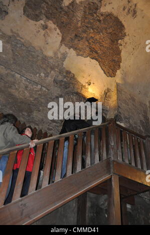 Besucher-Warteschlange zu erklimmen hundert Schritte zu den berühmten Stein von historischen Blarney Castle, in der Wand unter den Zinnen Foto 26. Mai 2013 festgelegt ist. Die Stein soll die Macht der Beredsamkeit auf diejenigen zu schenken, die es zu küssen. Foto: Frank-Baumgart Stockfoto