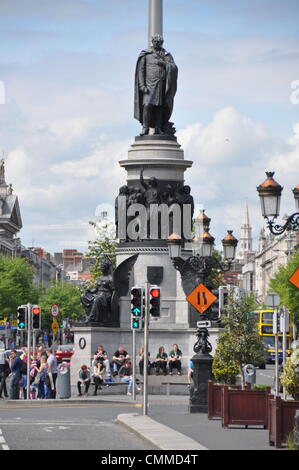 unteren Ende der Straße, mit Blick auf O' Connell Bridge. 3. Juni 2013. O' Connell Street, Dublins Hauptdurchgangsstraße, bekannt als 'Sackville Street' bis 1924 zu Ehren von Daniel O'Connell, ein nationalistischer Führer des frühen neunzehnten Jahrhunderts, Foto 3. Juni 2013 umbenannt wurde. Seine Statue steht am unteren Ende der Straße, mit Blick auf O' Connell Bridge. Foto: Dpa/Frank Baumgart/Alamy Live News Stockfoto