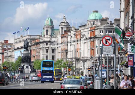 unteren Ende der Straße, mit Blick auf O' Connell Bridge. 3. Juni 2013. Dublin O' Connell Street: O'Connell Street, Dublins Hauptdurchgangsstraße, bekannt als 'Sackville Street' bis 1924 zu Ehren von Daniel O'Connell, ein nationalistischer Führer des frühen neunzehnten Jahrhunderts, Foto 3. Juni 2013 umbenannt wurde. Seine Statue steht am unteren Ende der Straße, mit Blick auf O' Connell Bridge. Foto: Dpa/Frank Baumgart/Alamy Live News Stockfoto