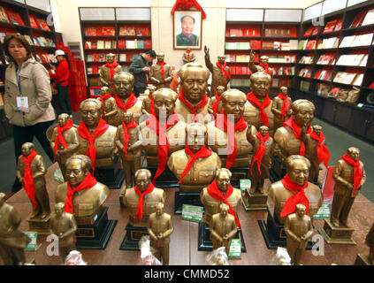 Changsha, Hunan, China. 5. November 2013. Kleine Statuen von Mao Zedong sind in einem Museum gewidmet, ehemaliger Vorsitzender Mao Zedong in Changsha, der Hauptstadt der Provinz Hunan, am 28. Oktober 2013 verkauft. Mehr als $U.S. 2,5 Milliarden ist ausgegossen in die Heimatstadt des Gründervaters Chinas Mao Zedong anlässlich des 120. Jahrestages seiner Geburt, berichteten lokale Medien. Die Menge an Geld ausgegeben, um Mao Geburtstag zu feiern hat Empörung online mit vielen mit dem Ausdruck ihrer Wut und Enttäuschung über die Führung des Landes aufgrund der anhaltenden Korruption und politische Anbiederung aufgefordert. (Kredit-Bild: © Stephen Stockfoto