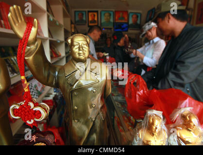 Changsha, Hunan, China. 5. November 2013. Kleine Statuen von Mao Zedong sind in einem Museum gewidmet, ehemaliger Vorsitzender Mao Zedong in Changsha, der Hauptstadt der Provinz Hunan, am 28. Oktober 2013 verkauft. Mehr als $U.S. 2,5 Milliarden ist ausgegossen in die Heimatstadt des Gründervaters Chinas Mao Zedong anlässlich des 120. Jahrestages seiner Geburt, berichteten lokale Medien. Die Menge an Geld ausgegeben, um Mao Geburtstag zu feiern hat Empörung online mit vielen mit dem Ausdruck ihrer Wut und Enttäuschung über die Führung des Landes aufgrund der anhaltenden Korruption und politische Anbiederung aufgefordert. (Kredit-Bild: © Stephen Stockfoto