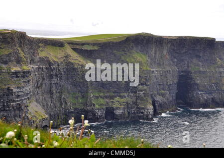 Die Cliffs of Moher steigen bis zu 214 Meter am höchsten Punkt und Bereich für acht Kilometer über den Atlantik, Foto 31. Mai 2013. Sie haben seit dem 18. Jahrhundert Besucher anlockt. Heute bis zu 1 Million Besucher bewundern diese natürliche Attraktion jedes Jahr. Sie können Fuß entlang der asphaltierten Wege am Rand der Klippen. Aussichtsplattformen gebaut entlang der Küstenweg zu faszinierende Ausblicken erleichtern. Foto: Frank-Baumgart Stockfoto