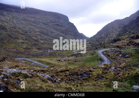 Eine Enge Straße Führt Durch Die Gap of Dunloe, Aufgenommen bin 28. Mai 2013. Sterben Sie Elf Kilometer Lange Schlucht Zwischen Den lila Berge Auf der Einen Und Dem Macgillycuddy rejek Auf der Anderen Seite ist Schon Seit Langem Eine Touristische Attraktion – Und Das Bei Jedem Wetter. Foto: Frank Baumgart A schmale Straße durch die Gap of Dunloe führt, ein 11 km langen Berg pass zwischen Macgillycuddys rejek und Purple Mountain in der Grafschaft Kerry, Foto 28. Mai 2013. Die Lücke ist seit langem eine beliebte Touristenattraktion. -bei schönem Wetter oder nicht. Foto: Frank-Baumgart Stockfoto