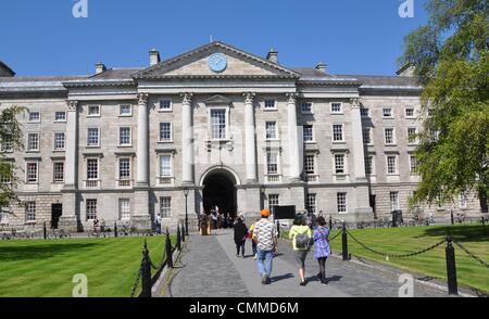 Studenten unter dem Torbogen des Trinity College in Dublin, Foto 5. Juni 2013 übergeben. Trinity College Dublin ist international anerkannt als führende Universität Irlands. Das College, gegründet von Königin Elizabeth I im Jahre 1592 ist die älteste Universität in Irland. Berühmte Absolventen des Trinity College sind Jonathan Swift, Oliver Goldsmith, Oscar Wilde und Samuel Beckett. Heute sind ca. 17,000 Studierende eingeschrieben sind. Foto: Frank-Baumgart Stockfoto