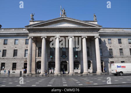 Das General Post Office oder GPO in O' Connell Street ist eines der Top-Ten-Sehenswürdigkeiten in Dublin, Foto 4. Juni 2013. Nicht nur wird das massive klassische Gebäude Dublins Hauptdurchgangsstraße dominieren, ist auch das Wahrzeichen von fehlgeschlagenen Osteraufstand 1916. Hier wurde der kurzlebigen Republik von Irland von Patrick Pearse erklärt. Ein paar Tage später nur einige schwelenden Ruinen blieben. Einige Erneuerungen restauriert das GPO zu seinem früheren Glanz. Foto: Frank-Baumgart Stockfoto