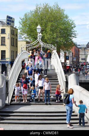 Ha'penny-Brücke Über Den Liffey Im Zentrum von Dublin ist Wahrscheinlich Die Bekannteste Brücke der Irischen Hauptstadt sterben, Aufgenommen am 03. Junj 2013. Sterben Sie aus Gusseisen Gefertigte Fußgänger-Brücke Wurde Im Jahre 1816 Gebaut. Ihr Ursprünglicher Name Krieg Wellington-Brücke. Sterben Sie Dubliner Nannten Sie Jedoch Ha'penny-Brücke, da Sie Beim Passieren Einen Halben Penny Maut Bezahlen Musste. Heute Kostet die Brückennutzung Nichts Mehr. Foto: Frank Baumgart The Half-Penny-Brücke über Fluss Liffey in der Innenstadt von Dublin ist sicherlich der berühmteste Brücke der irischen Hauptstadt, Foto 3 Juni 201 Stockfoto