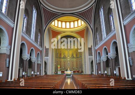 Innenansicht der die römisch-katholische St. Francis Church in Cork, Foto 24. Mai 2013. Die Kirche ist jüngeren Ursprungs. Die Grundsteinlegung war am 2. August 1949. Die Kirche ist von den Architekten Stephen S. Kelly und Alfred E. Jones aus rotem Backstein im byzantinischen Stil erbaut. Foto: Frank-Baumgart Stockfoto