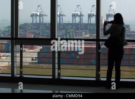 6. November 2013 - Nansha, GUANGDONG Provinz, setzt CHINA - Geschäft wie üblich an einem der besten Häfen Chinas in Nansha, einer größeren Stadt befindet sich auf dem Pearl River im Süden der chinesischen Provinz Guangdong auf 25. Oktober 2013.  China hat sich zu einer globalen macht mit dem Einstieg in die World Trade Organization, aber das Land gewachsen, als Ganzes relativ rückständig in Dienstleistungsbranchen wie Finanzierung, Schifffahrt, Handel, Handwerk und Kultur im Vergleich zu entwickelten Ländern bleibt.  Chinas große Push in wachsenden seine Tiefwasserhäfen und Versand ist ein deutliches Zeichen, dass Chinas Führung Stockfoto