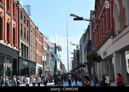 Der Millenium-Turm, gesehen von der Henry Street, ist ein Wahrzeichen Dublins Foto 4. Juni 2013. Spire of Dublin, offiziell mit dem Titel die Monument of Light ist eine große, Edelstahl, Pin erinnernde Denkmal 121,2 m Höhe, ursprünglich, es war an der Wende des Jahrtausends in Betrieb genommen werden soll, aber es wurde erst im Januar 2003 abgeschlossen. Foto: Frank-Baumgart Stockfoto