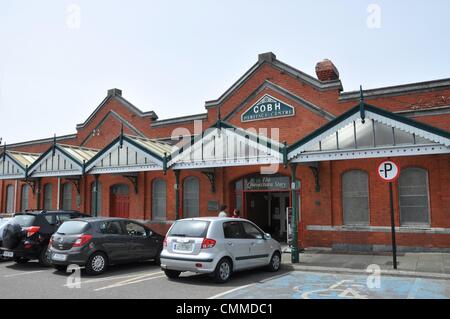 Cobh Heritage Centre ist ein Museum, befindet sich in der viktorianischen Bahnhof in der Nähe des Stadtzentrums und neben dem Cobh Cruise Liner Terminal, Foto 25. Mai 2013. "Queenstown Experience", gelegen in der Mitte zeigt vor allem Dauerausstellungen der irischen Geschichte als Massenauswanderung und der großen Hungersnot 1845 - 1852. Am Kai neben dem Heritage Centre war der Ausgangspunkt für Millionen von Auswanderern. Eine Ausstellung ist über die Geschichte der Titanic, dessen letzten Anlaufhafen Cobh (dann Queenstown) war, wie sie auf ihrer Jungfernfahrt 1912 dargelegt. Foto: Frank-Baumgart Stockfoto