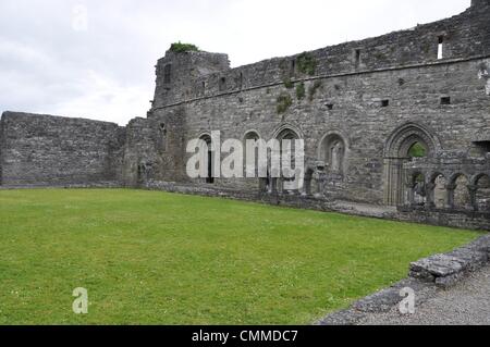 Das Augustiner Kloster in Cong, erbaute 1120, Foto aufgenommen am 2. Juni 2013 County Mayo im Westen Irlands. Seine gotischen Fenstern und romanischen Türen und Fenster, Bögen florale Hauptstädte sind ein gutes Beispiel für frühe Architektur in Irland. Foto: Frank-Baumgart Stockfoto