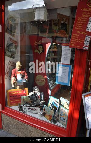 Der Besitzer dieser Bar in einem mittelalterlichen Gassen Kilkennys versucht, die Aufmerksamkeit der Besucher zu fangen, indem man seine Schaufenster, ein kleines Museum, Foto 22. Mai 2013 aussehen. Einige der Plakate loben die gute Qualität von Getränken angeboten. Foto: Frank-Baumgart Stockfoto