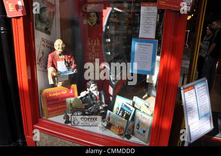 Der Besitzer dieser Bar in einem mittelalterlichen Gassen Kilkennys versucht, die Aufmerksamkeit der Besucher zu fangen, indem man seine Schaufenster, ein kleines Museum, Foto 22. Mai 2013 aussehen. Einige der Plakate loben die gute Qualität von Getränken angeboten. Foto: Frank-Baumgart Stockfoto