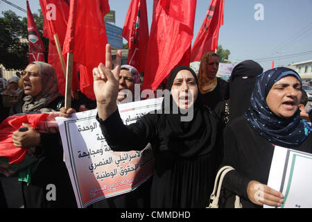 Gaza-Stadt, Gazastreifen, Palästinensische Gebiete. 6. November 2013. Palästinensische Frauen schreien Parolen während einer Demonstration durch die Volksfront zur Befreiung Palästinas (PFLP) zum protest gegen die Wiederaufnahme der Friedensgespräche mit Israel und US Secretary Of State Besuch am 6. November 2013 in Gaza-Stadt organisiert. Der israelische Ministerpräsident Benjamin Netanyahu vorgeworfen Palästinenser schaffen '' künstliche Krisen '' in Gesprächen mit US-Außenminister John Kerry, der bemüht ist, den fragilen Friedensprozess Kredit zu retten: Ashraf Amra/APA Images/ZUMAPRESS.com/Alamy Live News Stockfoto