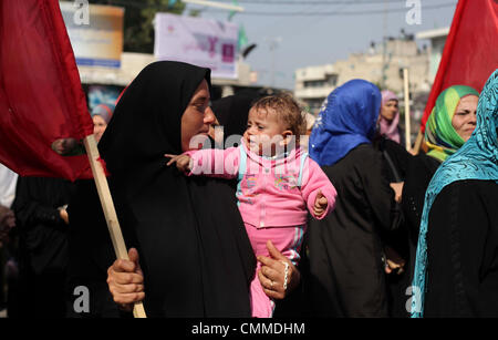 Gaza-Stadt, Gazastreifen, Palästinensische Gebiete. 6. November 2013. Palästinensische Frauen schreien Parolen während einer Demonstration durch die Volksfront zur Befreiung Palästinas (PFLP) zum protest gegen die Wiederaufnahme der Friedensgespräche mit Israel und US Secretary Of State Besuch am 6. November 2013 in Gaza-Stadt organisiert. Der israelische Ministerpräsident Benjamin Netanyahu vorgeworfen Palästinenser schaffen '' künstliche Krisen '' in Gesprächen mit US-Außenminister John Kerry, der bemüht ist, den fragilen Friedensprozess Kredit zu retten: Ashraf Amra/APA Images/ZUMAPRESS.com/Alamy Live News Stockfoto