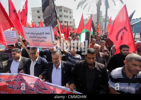 Gaza-Stadt, Gazastreifen, Palästinensische Gebiete. 6. November 2013. Palästinensische Männer schreien Parolen während einer Demonstration durch die Volksfront zur Befreiung Palästinas (PFLP) zum protest gegen die Wiederaufnahme der Friedensgespräche mit Israel und US Secretary Of State Besuch am 6. November 2013 in Gaza-Stadt organisiert. Der israelische Ministerpräsident Benjamin Netanyahu vorgeworfen Palästinenser schaffen '' künstliche Krisen '' in Gesprächen mit US-Außenminister John Kerry, der bemüht ist, den fragilen Friedensprozess Kredit zu retten: Ashraf Amra/APA Images/ZUMAPRESS.com/Alamy Live News Stockfoto