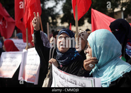 Gaza-Stadt, Gazastreifen, Palästinensische Gebiete. 6. November 2013. Palästinensische Frauen schreien Parolen während einer Demonstration durch die Volksfront zur Befreiung Palästinas (PFLP) zum protest gegen die Wiederaufnahme der Friedensgespräche mit Israel und US Secretary Of State Besuch am 6. November 2013 in Gaza-Stadt organisiert. Der israelische Ministerpräsident Benjamin Netanyahu vorgeworfen Palästinenser schaffen '' künstliche Krisen '' in Gesprächen mit US-Außenminister John Kerry, der bemüht ist, den fragilen Friedensprozess Kredit zu retten: Ashraf Amra/APA Images/ZUMAPRESS.com/Alamy Live News Stockfoto