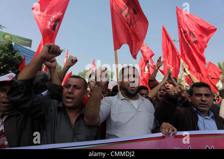 Gaza-Stadt, Gazastreifen, Palästinensische Gebiete. 6. November 2013. Palästinensische Männer schreien Parolen während einer Demonstration durch die Volksfront zur Befreiung Palästinas (PFLP) zum protest gegen die Wiederaufnahme der Friedensgespräche mit Israel und US Secretary Of State Besuch am 6. November 2013 in Gaza-Stadt organisiert. Der israelische Ministerpräsident Benjamin Netanyahu vorgeworfen Palästinenser schaffen '' künstliche Krisen '' in Gesprächen mit US-Außenminister John Kerry, der bemüht ist, den fragilen Friedensprozess Kredit zu retten: Ashraf Amra/APA Images/ZUMAPRESS.com/Alamy Live News Stockfoto