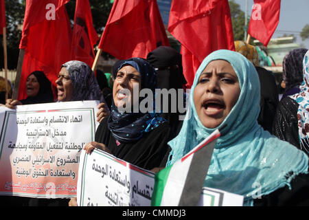 Gaza-Stadt, Gazastreifen, Palästinensische Gebiete. 6. November 2013. Palästinensische Frauen schreien Parolen während einer Demonstration durch die Volksfront zur Befreiung Palästinas (PFLP) zum protest gegen die Wiederaufnahme der Friedensgespräche mit Israel und US Secretary Of State Besuch am 6. November 2013 in Gaza-Stadt organisiert. Der israelische Ministerpräsident Benjamin Netanyahu vorgeworfen Palästinenser schaffen '' künstliche Krisen '' in Gesprächen mit US-Außenminister John Kerry, der bemüht ist, den fragilen Friedensprozess Kredit zu retten: Ashraf Amra/APA Images/ZUMAPRESS.com/Alamy Live News Stockfoto