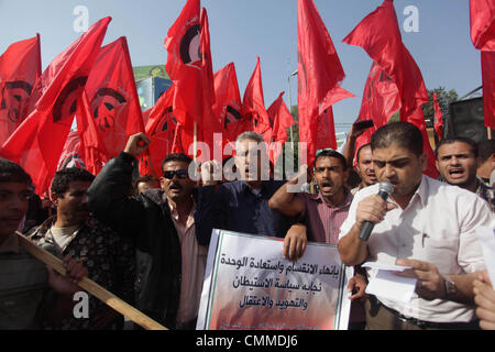 Gaza-Stadt, Gazastreifen, Palästinensische Gebiete. 6. November 2013. Palästinensische Männer schreien Parolen während einer Demonstration durch die Volksfront zur Befreiung Palästinas (PFLP) zum protest gegen die Wiederaufnahme der Friedensgespräche mit Israel und US Secretary Of State Besuch am 6. November 2013 in Gaza-Stadt organisiert. Der israelische Ministerpräsident Benjamin Netanyahu vorgeworfen Palästinenser schaffen '' künstliche Krisen '' in Gesprächen mit US-Außenminister John Kerry, der bemüht ist, den fragilen Friedensprozess Kredit zu retten: Ashraf Amra/APA Images/ZUMAPRESS.com/Alamy Live News Stockfoto