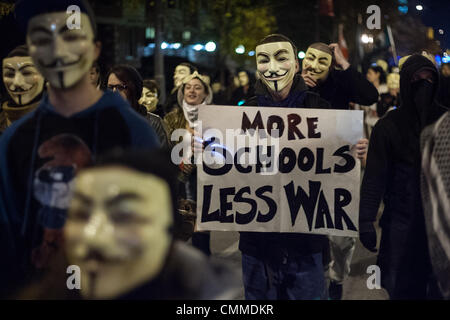 London, Ontario, Kanada. 5. November 2013. Die Anonymous-Bewegung, eine Fortsetzung des Protestes Occupy 2011-2012 hat ein Comeback auf der ganzen Welt am 5. November 2013 als "Million Maske März." Demonstranten versammelten sich im Victoria Park im Stadtzentrum gelegenen Kern Städte, die gleichen Park wo fast auf den Tag genau vor zwei Jahren Polizei besetzen Demonstranten gewaltsam vertrieben, die Lager eingerichtet hatte. Bildnachweis: Mark Spowart/Alamy Live-Nachrichten Stockfoto