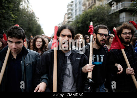 Thessaloniki, Griechenland. 6. November 2013. Studenten rufen Parolen in einem Protest während der 24-stündigen Generalstreik. Dienstleistungen in ganz Griechenland geschlossen Mittwoch Gewerkschaften hielt ein 24-stündigen Generalstreik zu weiteren Sparmaßnahmen protestieren in der Bargeld-gegurtete Land schneidet. Thessaloniki, Griechenland am 6. November 2013. Bildnachweis: Konstantinos Tsakalidis/Alamy Live-Nachrichten Stockfoto