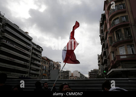 Thessaloniki, Griechenland. 6. November 2013. Demonstrant angegliedert, der griechischen Kommunistischen Partei Wellen ein Flag in einem Protest während eines Generalstreiks in Thessaloniki.Services in ganz Griechenland geschlossen Mittwoch Gewerkschaften hielt ein 24-stündigen Generalstreik zu weiteren Sparmaßnahmen protestieren in der Bargeld-gegurtete Land schneidet. Thessaloniki, Griechenland am 6. November 2013. Bildnachweis: Konstantinos Tsakalidis/Alamy Live-Nachrichten Stockfoto