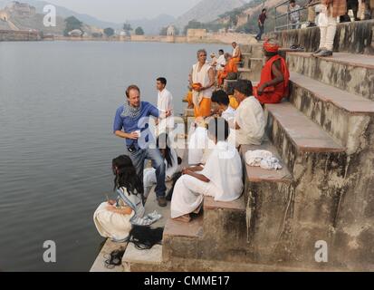 Dpa-exklusiv - Direktor Michael Karen, crew und Darsteller am Set während der Dreharbeiten der Teamworx-Produktion "Das Mädchen mit der indischen Smaragd" in Jaipur, Indien, 6. November 2012. Die zweiteilige ZDF-Film wird am 10. und 11. November 2013 ausgestrahlt werden. Foto: Jens Kalaene/dpa Stockfoto