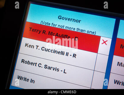 ARLINGTON, VIRGINIA, USA - 5. November 2013. Voting für Virginia Governor 2013 am Wahltag mit elektronischen Touch Bildschirm Wahlmaschine. McAuliffe ausgewählt. Stockfoto