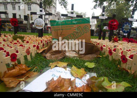 Westminster London, UK. 6. November 2013. Freiwillige Anlage kreuzt mit Mohn vor der offiziellen Eröffnung des Felds British Legion der Erinnerung von seiner königlichen Hoheit Prinz Phillip The Duke of Edinburgh Credit: Amer Ghazzal/Alamy Live-Nachrichten Stockfoto