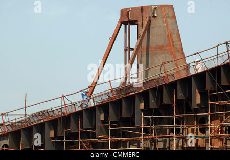 Nansha, Guangdong Provinz, China. 24. Oktober 2013. Schiffe werden in Guangzhou Longxue Schiff Gebäude Konglomerat massive Werft in Nansha, einer größeren Stadt in der südchinesischen Provinz Guangdong am 24. Oktober 2013 gebaut. Longxue zielt darauf ab, einer der weltweit führenden Werften werden, wie China seine Push-to-eine führende Position im weltweiten Schiffbau erhöht. Stephen Shaver/ZUMAPRESS.com/Alamy © Live-Nachrichten Stockfoto