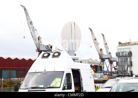 BAE Systems, Govan, Glasgow, Schottland, UK, Mittwoch, 6. November 2013. TV außerhalb Broadcast-Van vor BAE Systems Shipyard auf dem Fluss Clyde am Tag der Stellenabbau angekündigt wurden. Stockfoto