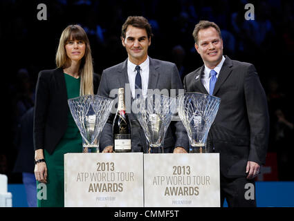 London, UK. 6. November 2013. Roger Federer erhält die ATPWorldTour.com Fan Lieblings Arthur Ashe Humanitarian of the Year und Stefan Edberg Sportlichkeit Awards 2013 Credit: Action Plus Sport/Alamy Live News Stockfoto