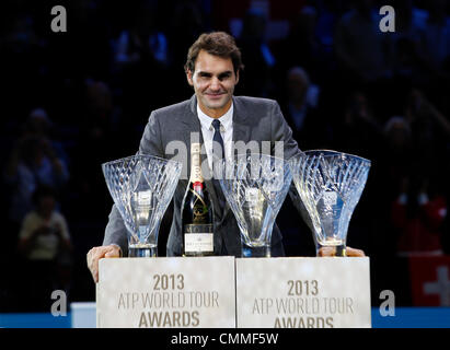 London, UK. 6. November 2013. Roger Federer erhält die ATPWorldTour.com Fan Lieblings Arthur Ashe Humanitarian of the Year und Stefan Edberg Sportlichkeit Awards 2013 Credit: Action Plus Sport/Alamy Live News Stockfoto