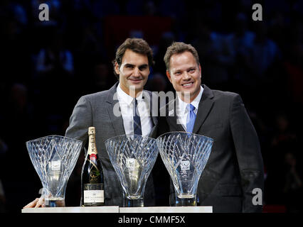 London, UK. 6. November 2013. Roger Federer erhält die ATPWorldTour.com Fan Lieblings Arthur Ashe Humanitarian of the Year und Stefan Edberg Sportlichkeit Awards 2013 Credit: Action Plus Sport/Alamy Live News Stockfoto