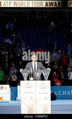 London, UK. 6. November 2013. Roger Federer erhält die ATPWorldTour.com Fan Lieblings Arthur Ashe Humanitarian of the Year und Stefan Edberg Sportlichkeit Awards 2013 Credit: Action Plus Sport/Alamy Live News Stockfoto