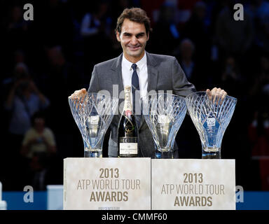 London, UK. 6. November 2013. Roger Federer erhält die ATPWorldTour.com Fan Lieblings Arthur Ashe Humanitarian of the Year und Stefan Edberg Sportlichkeit Awards 2013 Credit: Action Plus Sport/Alamy Live News Stockfoto