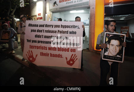 Jerusalem, Jerusalem, Palästina. 6. November 2013. Israelischen jüdischen Demonstranten halten Plakate während einer Protestaktion gegen israelisch-palästinensischen Friedensverhandlungen und gegen die Freilassung palästinensischer Häftlinge in Jerusalem am 6. November 2013. Israel 26 palästinensische Gefangene befreit letzten Monat in der zweiten Stufe eine begrenzte Amnestie sollen U.S.-geförderten Friedensgespräche, die Divisionen auf beiden Seiten Credit verbissen gewesen: Saeed Qaq/APA Images/ZUMAPRESS.com/Alamy Live News Stockfoto