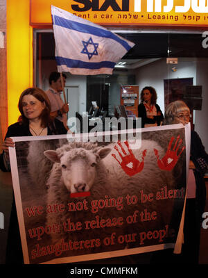 Jerusalem, Jerusalem, Palästina. 6. November 2013. Israelischen jüdischen Demonstranten halten Plakate während einer Protestaktion gegen israelisch-palästinensischen Friedensverhandlungen und gegen die Freilassung palästinensischer Häftlinge in Jerusalem am 6. November 2013. Israel 26 palästinensische Gefangene befreit letzten Monat in der zweiten Stufe eine begrenzte Amnestie sollen U.S.-geförderten Friedensgespräche, die Divisionen auf beiden Seiten Credit verbissen gewesen: Saeed Qaq/APA Images/ZUMAPRESS.com/Alamy Live News Stockfoto