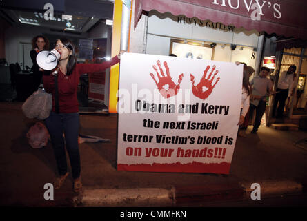 Jerusalem, Jerusalem, Palästina. 6. November 2013. Israelischen jüdischen Demonstranten halten Plakate während einer Protestaktion gegen israelisch-palästinensischen Friedensverhandlungen und gegen die Freilassung palästinensischer Häftlinge in Jerusalem am 6. November 2013. Israel 26 palästinensische Gefangene befreit letzten Monat in der zweiten Stufe eine begrenzte Amnestie sollen U.S.-geförderten Friedensgespräche, die Divisionen auf beiden Seiten Credit verbissen gewesen: Saeed Qaq/APA Images/ZUMAPRESS.com/Alamy Live News Stockfoto