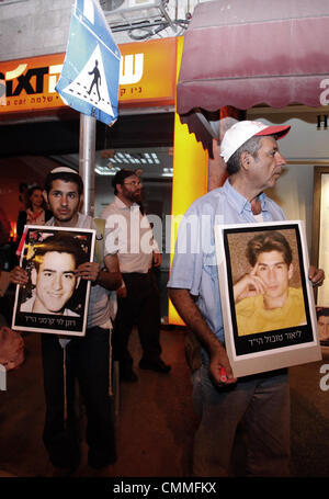 Jerusalem, Jerusalem, Palästina. 6. November 2013. Israelischen jüdischen Demonstranten halten Bilder von getöteten Israelis während einer Protestaktion gegen israelisch-palästinensischen Friedensverhandlungen und gegen die Freilassung palästinensischer Häftlinge in Jerusalem am 6. November 2013. Israel 26 palästinensische Gefangene befreit letzten Monat in der zweiten Stufe eine begrenzte Amnestie sollen U.S.-geförderten Friedensgespräche, die Divisionen auf beiden Seiten Credit verbissen gewesen: Saeed Qaq/APA Images/ZUMAPRESS.com/Alamy Live News Stockfoto