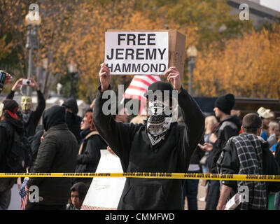 Washington, DC, USA. 5. November 2013. Maskierte Unterstützer von "Anonymous" marschierte aus dem weißen Haus, das Kapitol am Dienstag. Sie suchen nach mehr Transparenz und weniger Eingriff in die Privatsphäre von der Regierung und Militär. Bildnachweis: Ann wenig/Alamy Live-Nachrichten Stockfoto