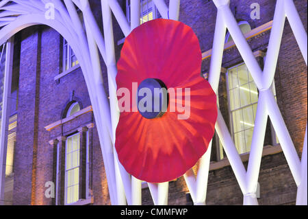 London, UK. 6. November 2013. Kings Cross, London, UK. 6. November 2013. Der riesige Erinnerung Mohn in Kings Cross Station. Bildnachweis: Matthew Chattle/Alamy Live-Nachrichten Stockfoto