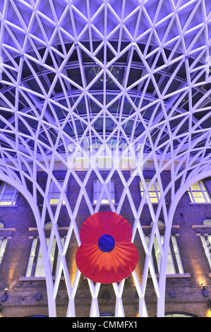 London, UK. 6. November 2013. Kings Cross, London, UK. 6. November 2013. Der riesige Erinnerung Mohn in Kings Cross Station. Bildnachweis: Matthew Chattle/Alamy Live-Nachrichten Stockfoto