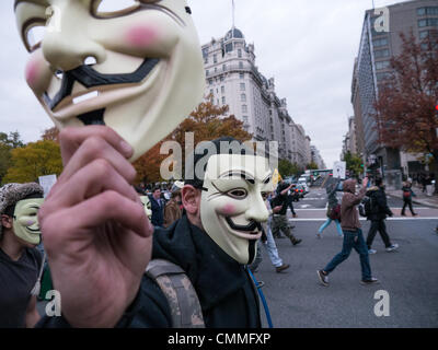 Washington, DC, USA. 5. November 2013. Maskierte Unterstützer von "Anonymous" marschierte aus dem weißen Haus, das Kapitol am Dienstag. Sie suchen nach mehr Transparenz und weniger Eingriff in die Privatsphäre von der Regierung und Militär. Bildnachweis: Ann wenig/Alamy Live-Nachrichten Stockfoto