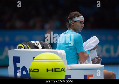 London, UK. 6. November 2013.  Rafael Nadal (ESP) im Spiel mit Stanislas Wawrinka (SUI) auf die Barclays ATP World Tour Finals © Malcolm Park Leitartikel/Alamy Live-Nachrichten Stockfoto